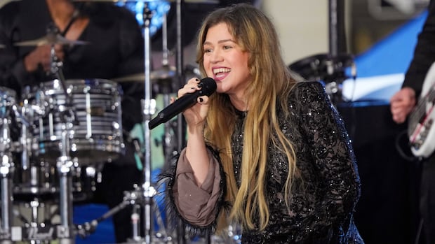 “Kelly Clarkson Clashes with Brooklyn Boutique Over ‘Pretty Woman’ Scene”